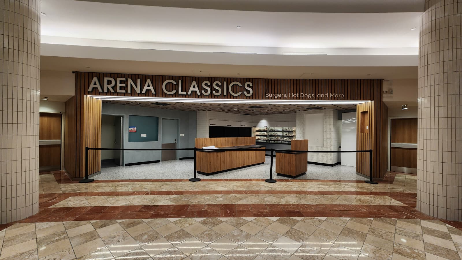 Fachada comercial de Arena Classics